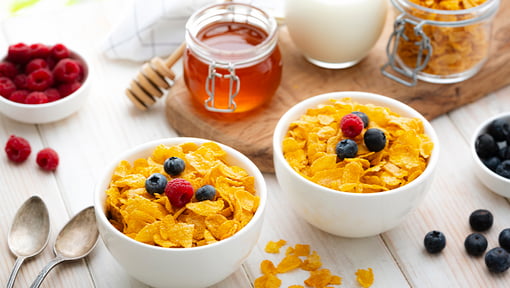 Simple breakfast with cereal and fruit that combines nutrition and familiar flavors.